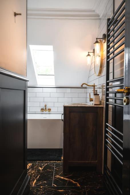 شقة The West End Loft - 5* Retreat - Private Parking! غلاسغو المظهر الخارجي الصورة